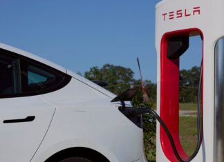 Declínio dos lucros da Tesla ignorado pelos investidores em meio a futuras apostas tecnológicas