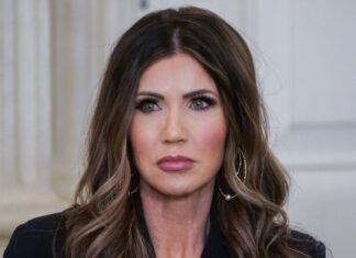 Noem destituído do cargo de chefe de segurança interna em meio a crescentes controvérsias